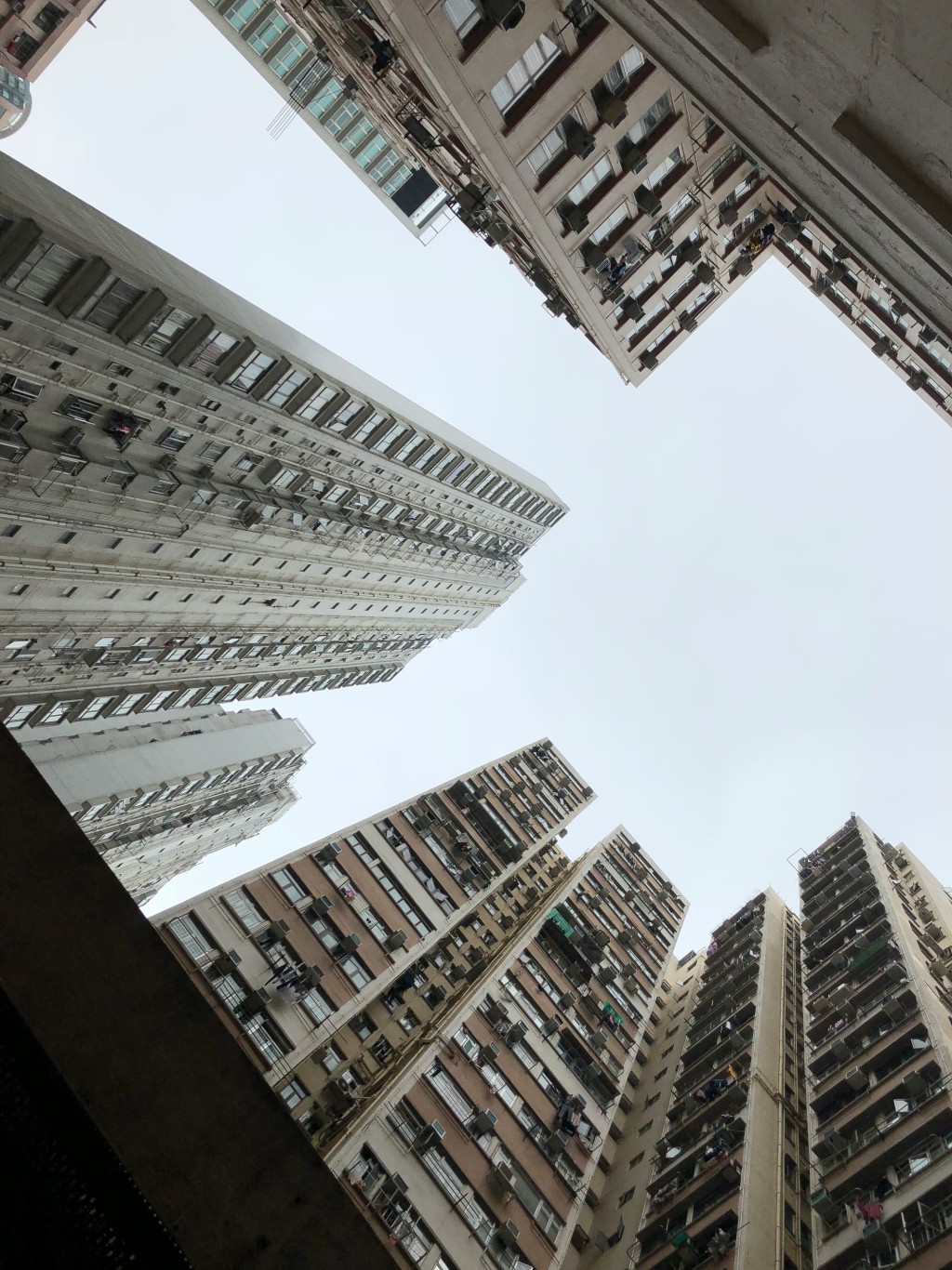 本港一名男租客在Threads上載與業主的對話截圖,明明租約仍處於「死約」保障期內,卻突然收到業主短訊,要求一次過將租金大幅上調至四萬八千元,加幅高達三成三。(示意圖非涉事單位) 本港一名男租客在Threads上載與業主的對話截圖,明明租約仍處於「死約」保障期內,卻突然收到業主短訊,要求一次過將租金大幅上調至四萬八千元,加幅高達三成三。(示意圖非涉事單位)