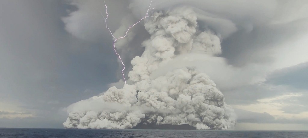 中國氣象局專家認為，火山爆發一般會對未來1到2年全球和東亞氣候產生持續影響，大概出現0.3℃左右的降溫效應。路透社資料圖片