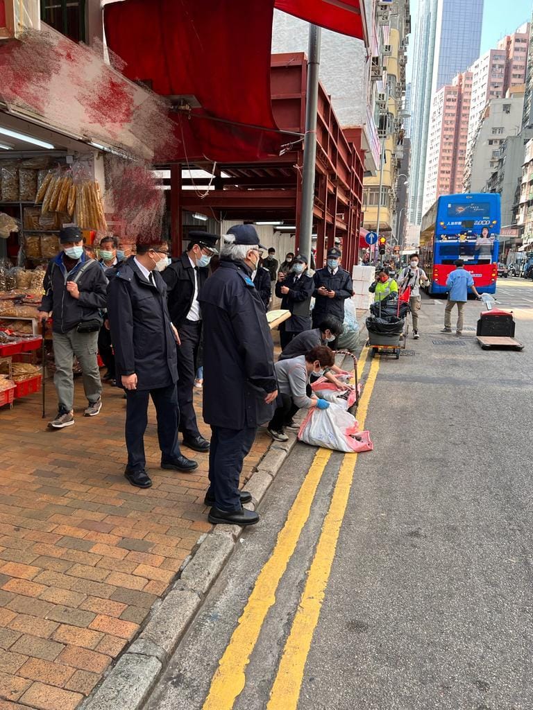 西区警区联同食物及环境衞生署人员，西区海味街进行联合宣传及执法行动，主要针对阻街、非法霸占路面及违例泊车等情况。(警方提供图片)