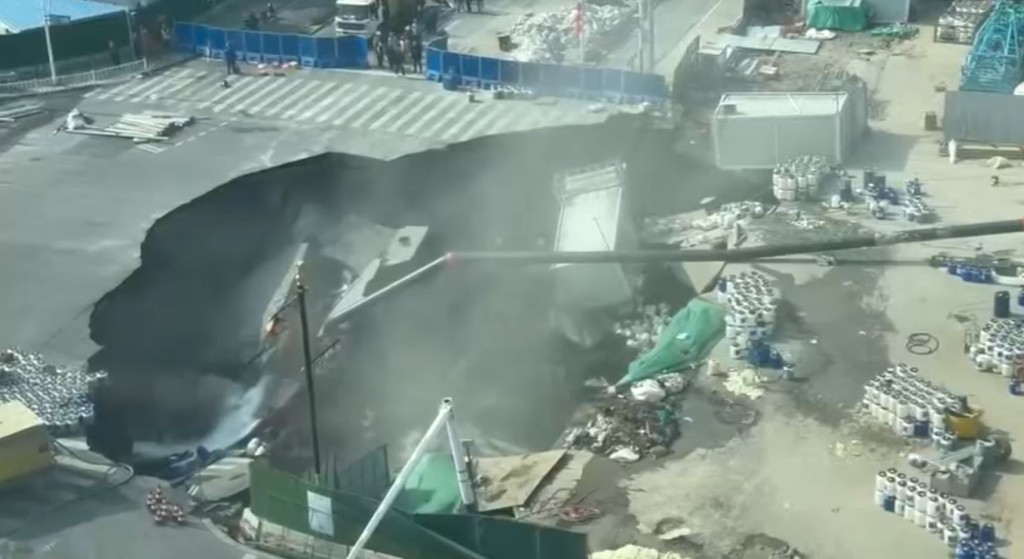 上海有地鐵地盤發生大面積路陷。抖音