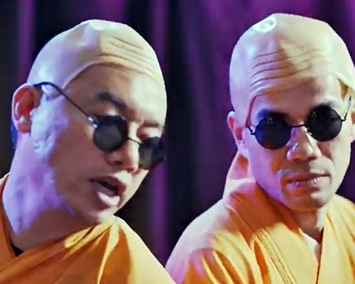 蕭粵中（左）李偉建（右）模仿少林足球。影片截圖