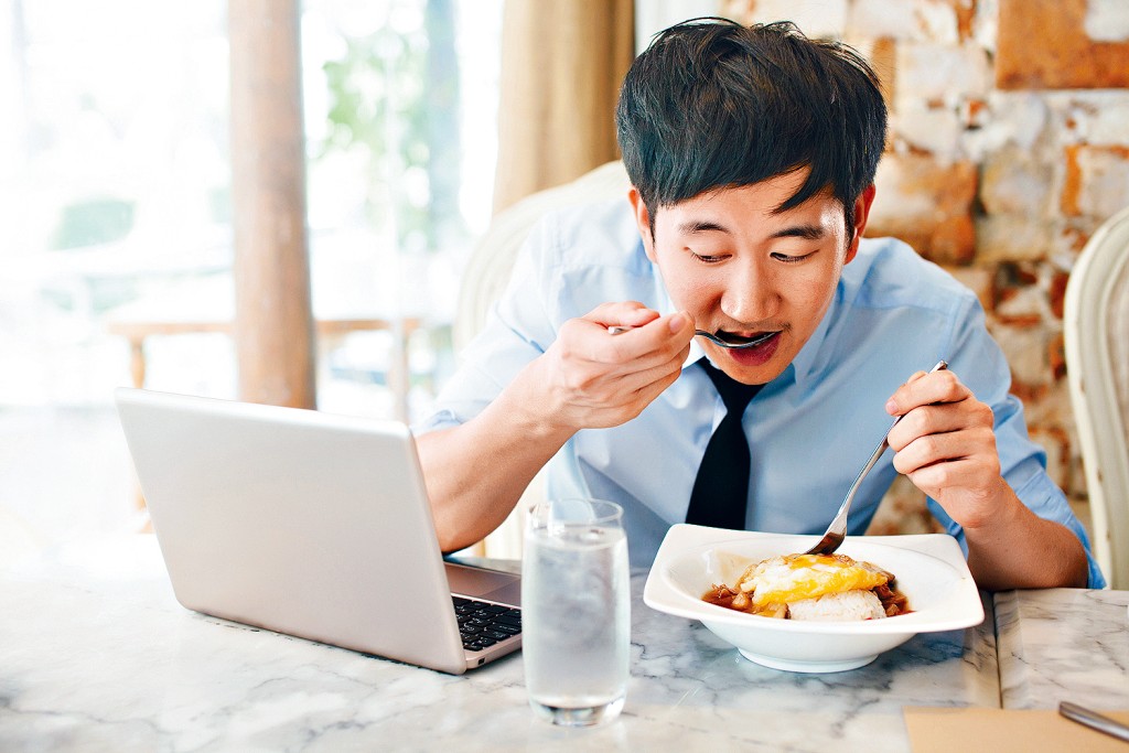 餐後飽脹，即吃完飯便覺肚子脹得難受不適，是功能性消化不良的常見症狀之一。