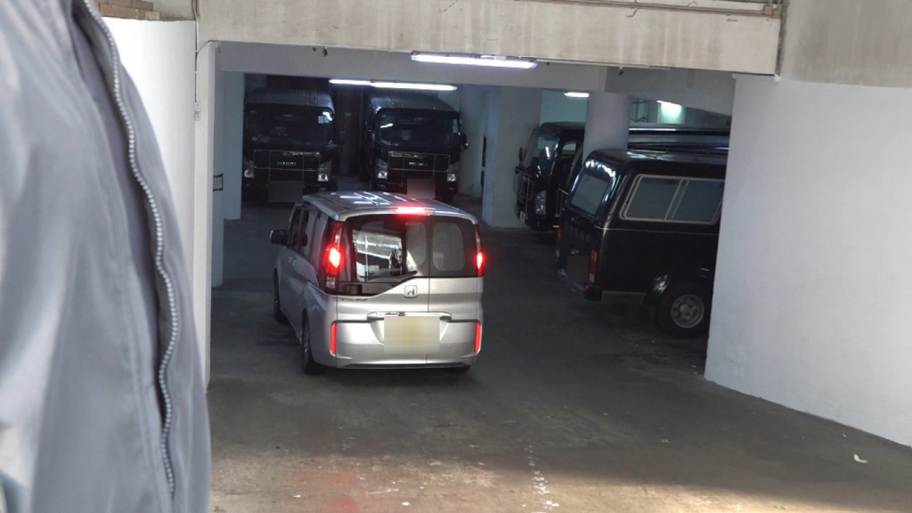 刘德华妈妈的保姆车直接驶入殡仪馆停车场。