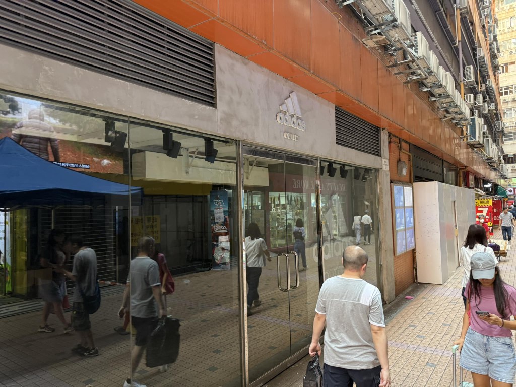 承租骆驼漆大厦2座地下B2铺多年的运动品牌「Adidas Factory Outlet」，近日同样结业撤出大厦。FB图片