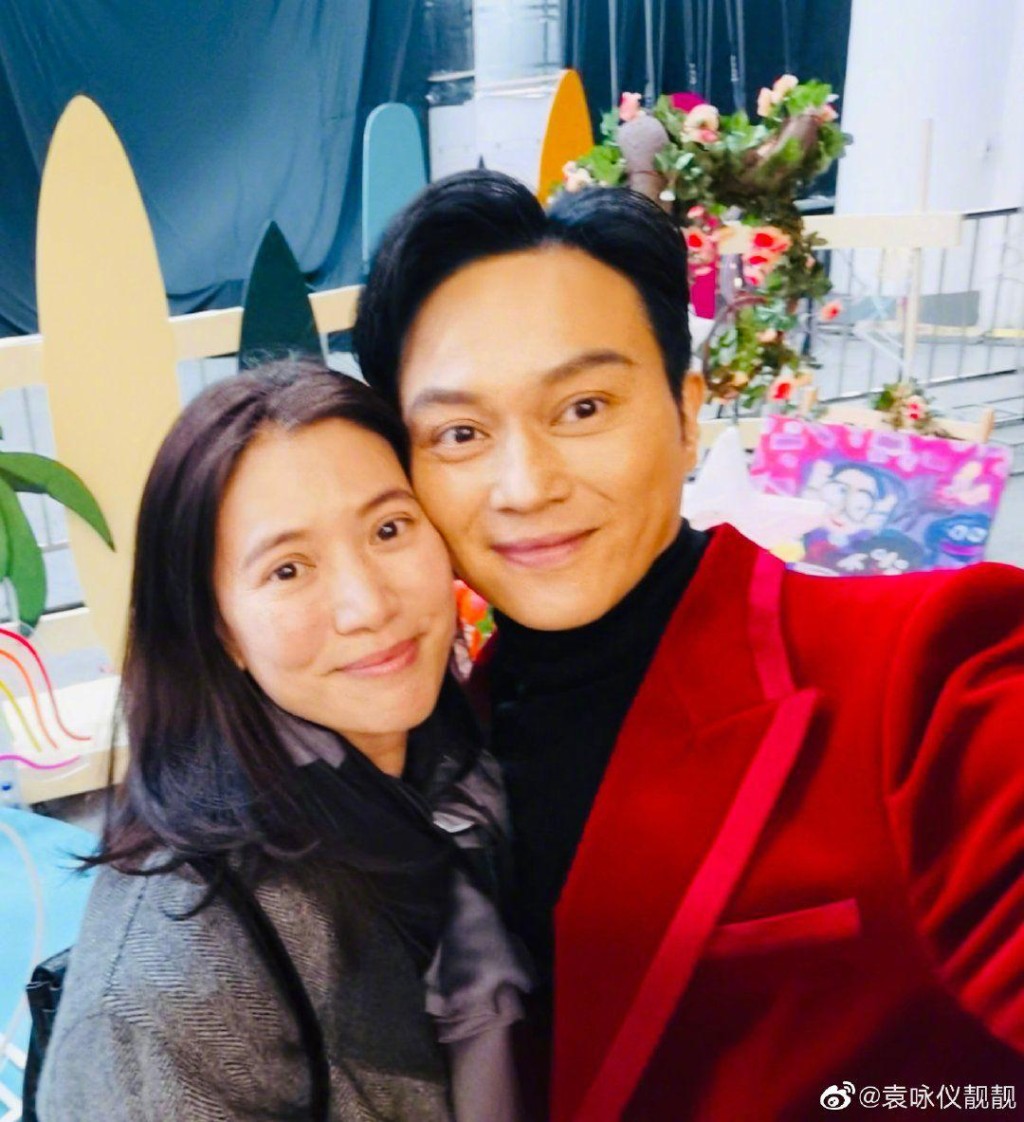 袁詠儀與張智霖結婚多年依然好恩愛，不時大方放閃。