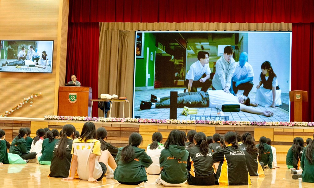 計劃教授同學為心臟驟停患者施行心肺復甦法及使用自動心臟除顫器。 計劃教授同學為心臟驟停患者施行心肺復甦法及使用自動心臟除顫器。