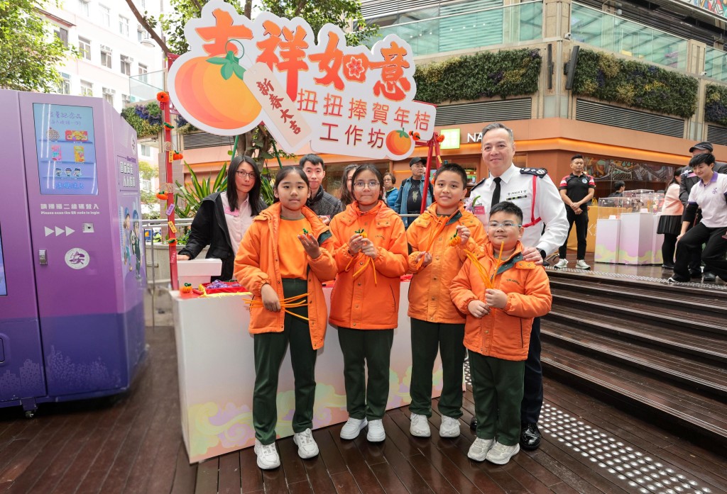 警务处处长周一鸣与学生一同体验国安吉手作工作坊。