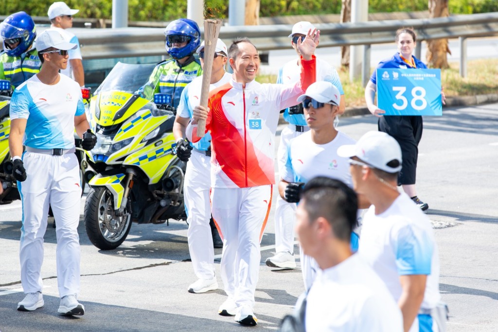 他今早於尖東海旁參與火炬傳遞。 他今早於尖東海旁參與火炬傳遞。