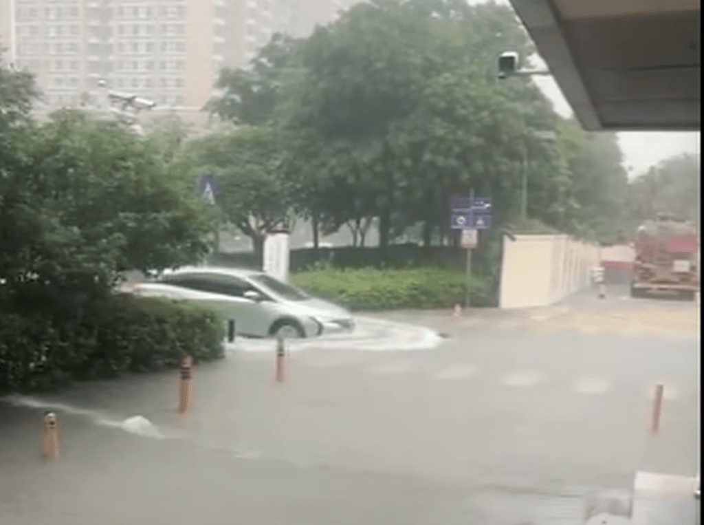 网民发布深圳暴雨下，汽车如开行在河中。