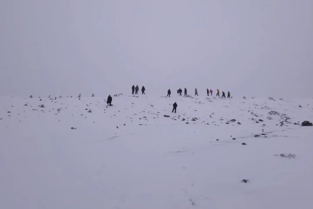 上山救人的队伍。《潇湘晨报》 上山救人的队伍。《潇湘晨报》