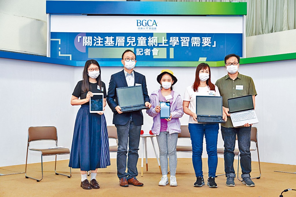 小童群益會總幹事陳健雄（左二）冀政府、學校及社會服務機構，為基層家庭提供硬件和軟件上的支援，推動自主學習。