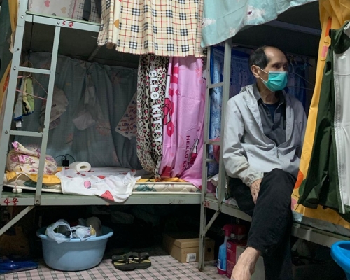 羅伯獨自租住深水埗一張只有18呎的籠屋床位。