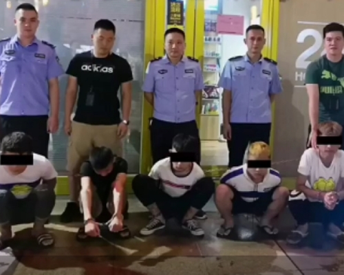 湛江數名男子持刀闖入一間無人超市搶劫,被當地警方刑事拘留。