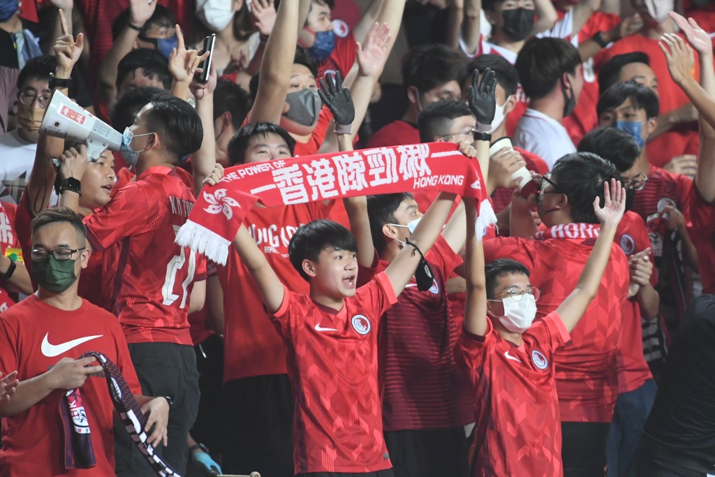 香港大球場上演港足與緬甸友誼賽，逾萬球迷入場力撐。