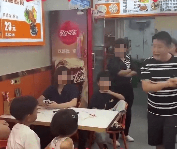麵店老闆因被給負評與顧客對質。