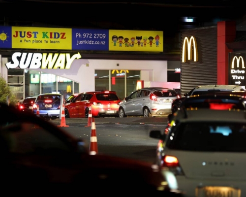 奧克蘭放寬部分防疫措施後，大批民眾驅車到快餐店買外賣。 （網上圖片）