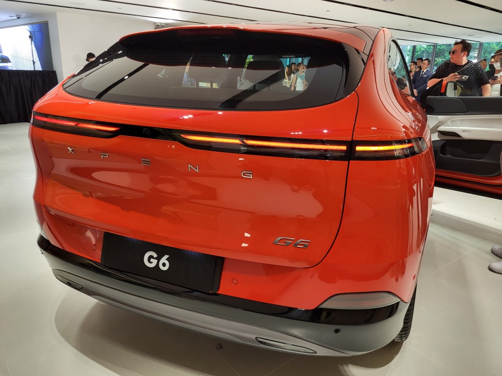 小鵬Xpeng G6電動車港版兩個型號「一換一」售價$289,900起，首輛右軚版抵港展出。