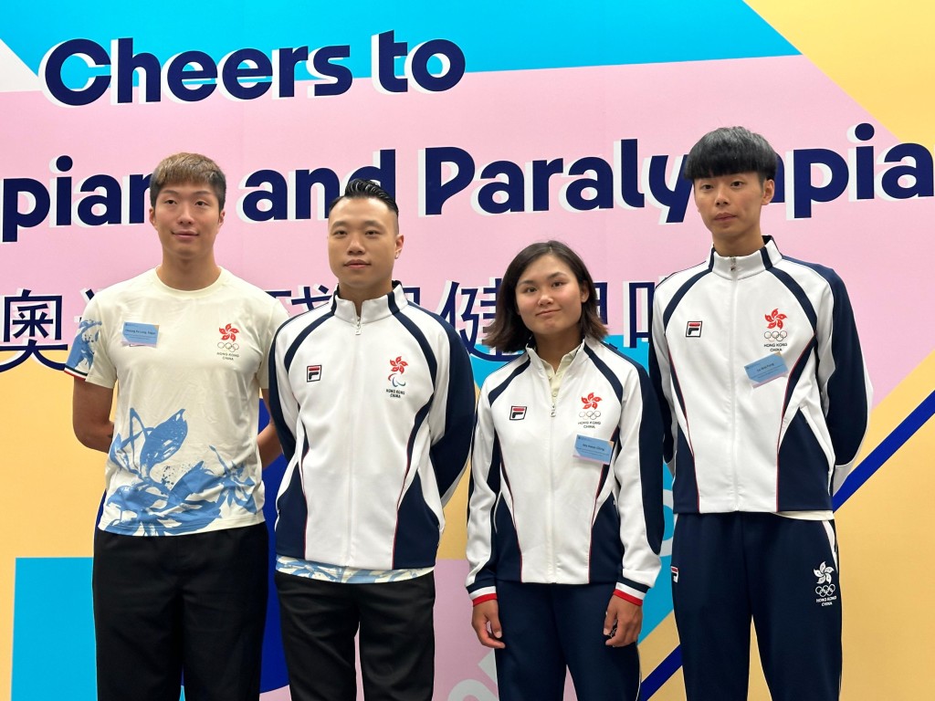 盧蔚豐(右一)去年成為首名代表香港出戰奧運的跆拳道運動員，有學生運動員以他為榜樣，盼為港爭光。