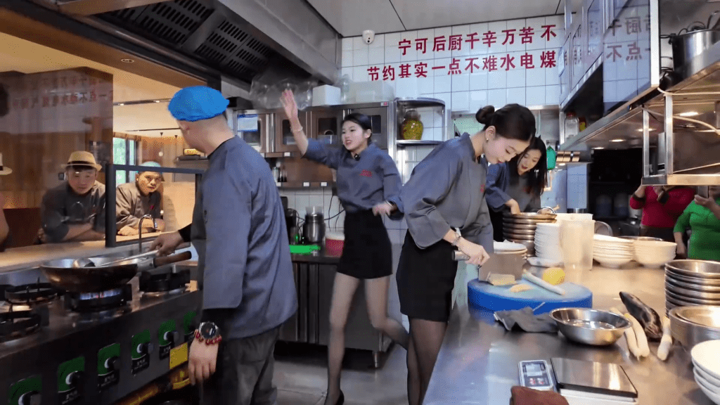 餐廳宣傳片黑襪美女廚房作舞台。 抖音截圖