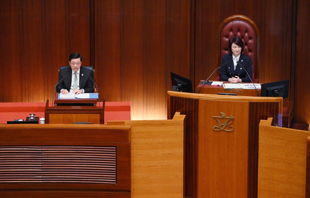 李家超指出入境事務處將於今年12月在港珠澳大橋香港口岸推出「智通行」先導計劃,實行「車上無感通關」。 李家超指出入境事務處將於今年12月在港珠澳大橋香港口岸推出「智通行」先導計劃,實行「車上無感通關」。