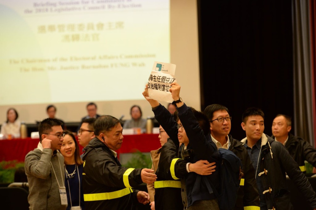 選舉管理委員會今晚在荔枝角社區會堂舉行候選人簡介會。