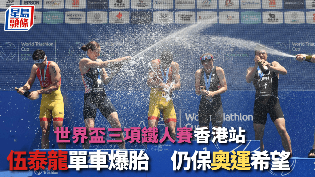 得獎運動員在頒獎台好興奮   陳浩元攝