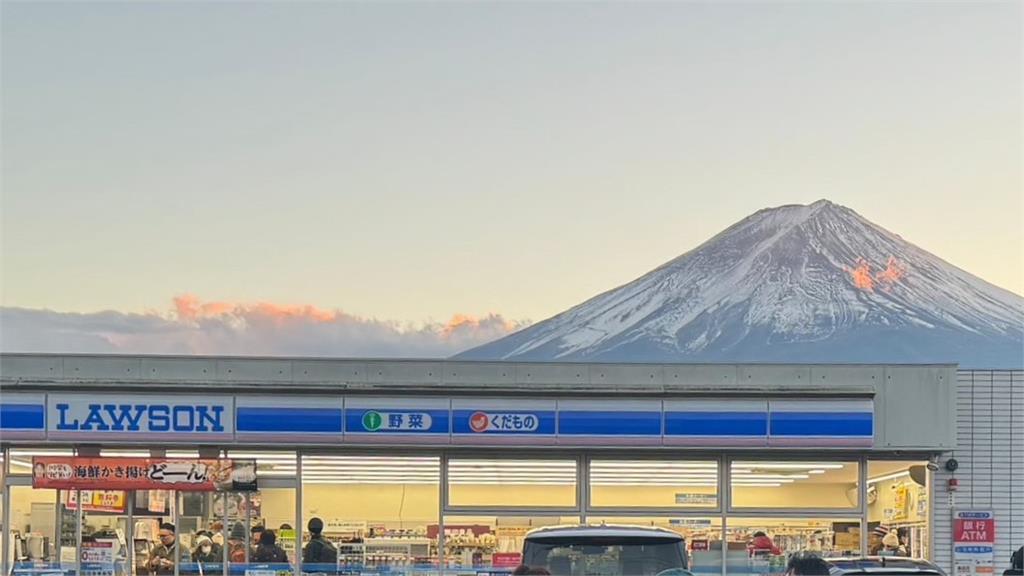 遊客瘋拍富士山亂象再現，河口湖站前LAWSON將設柵欄。