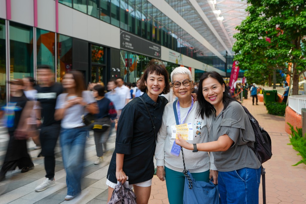 香港歌迷 Michelle （左）特意陪年老媽媽一同到訪啟德體育園。