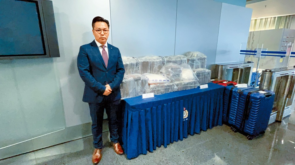 譚威信警司講述外籍旅客涉嫌販毒案件詳情。 