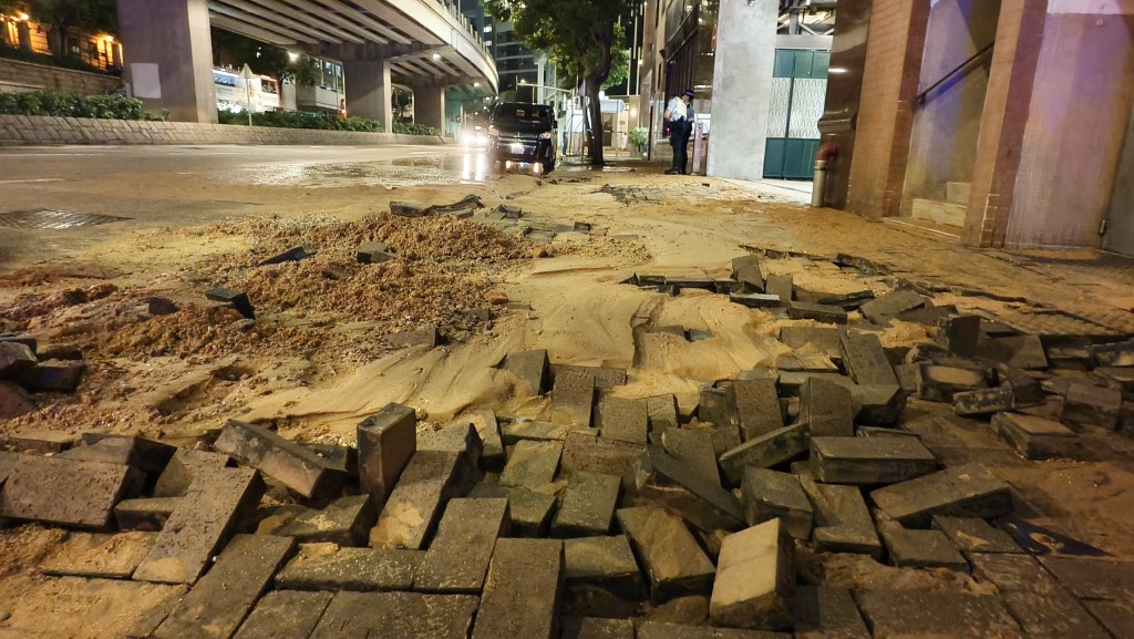 大量黃泥水沖散路磚,夾雜沙石湧出路面。徐裕民攝 大量黃泥水沖散路磚,夾雜沙石湧出路面。徐裕民攝