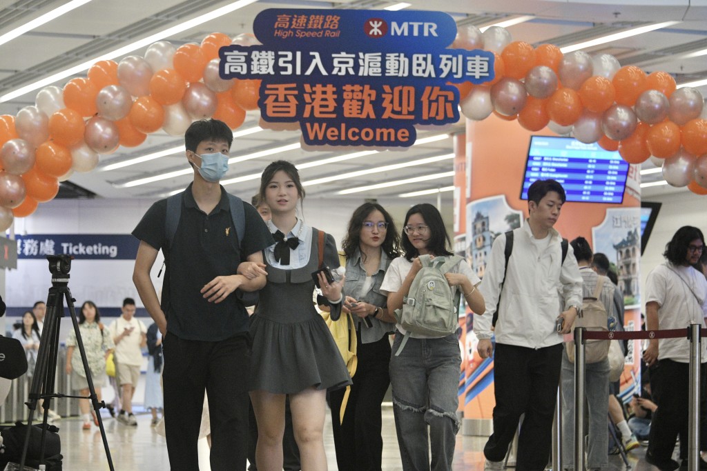 高铁「卧铺动车组列车」上海、北京首航班次乘客抵港欢迎活动 - 北京班次。陈浩元摄