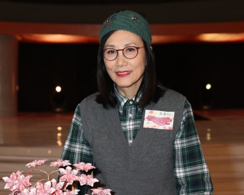 阿姐展示今年明荃之友捐贈的作品,望籌得愈多錢愈好。