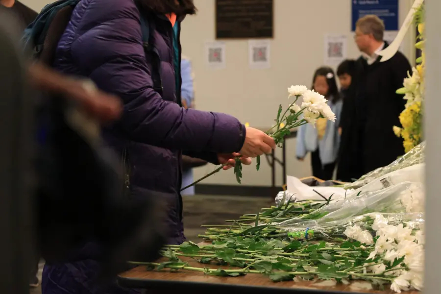 多倫多舉行悼念宏福苑五級火死難者的活動，數以百計港人出席。加拿大《星島》郭穎琳攝