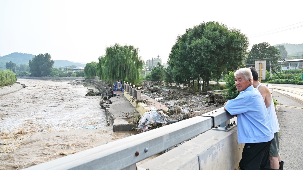 北京平谷一村莊內河流湍急。中新社 北京平谷一村莊內河流湍急。中新社