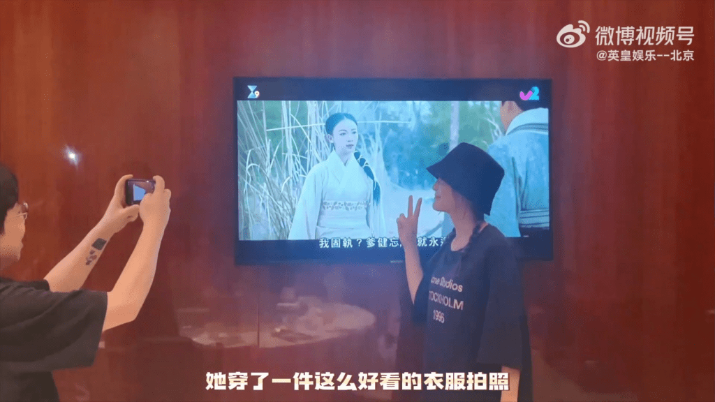 蔡卓妍还隔空与主演该剧的《乘风破浪》的好姊妹吴谨言隔空合照。