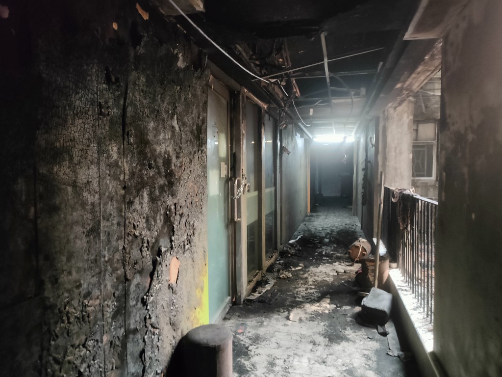 一楼至二楼走廊墙身严重焚毁。