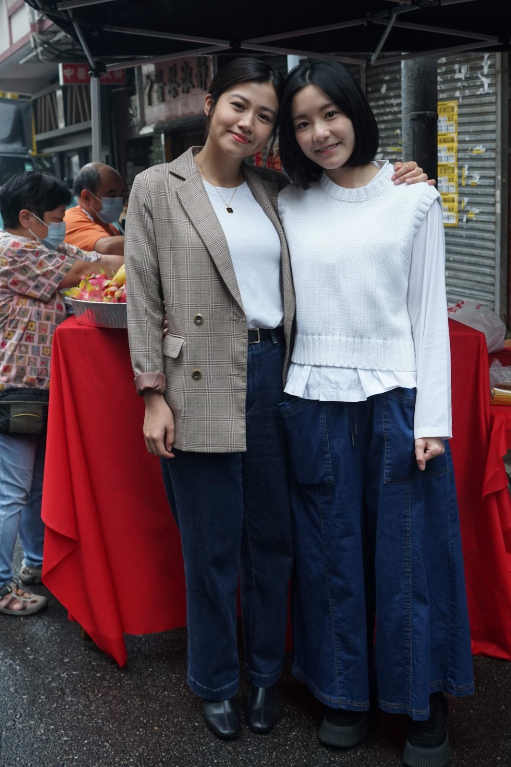 戲中,楊偲泳(左)飾演一名輕度弱智的女仔,林婷就演一名自小患小兒麻痹症的女仔。