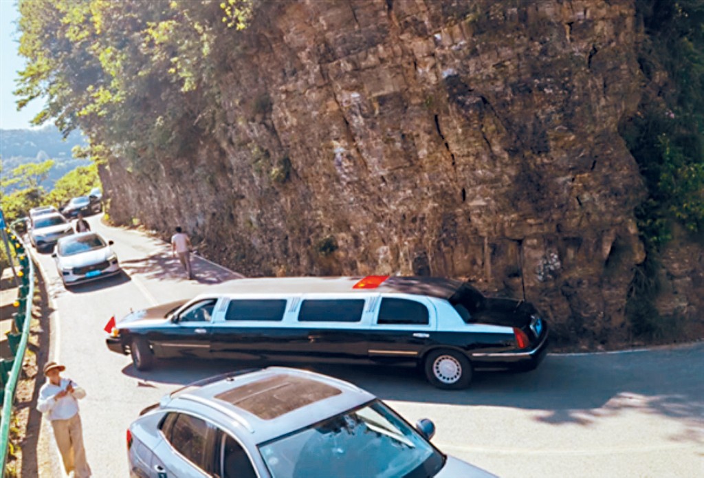 9米多長的林肯私家車阻路。