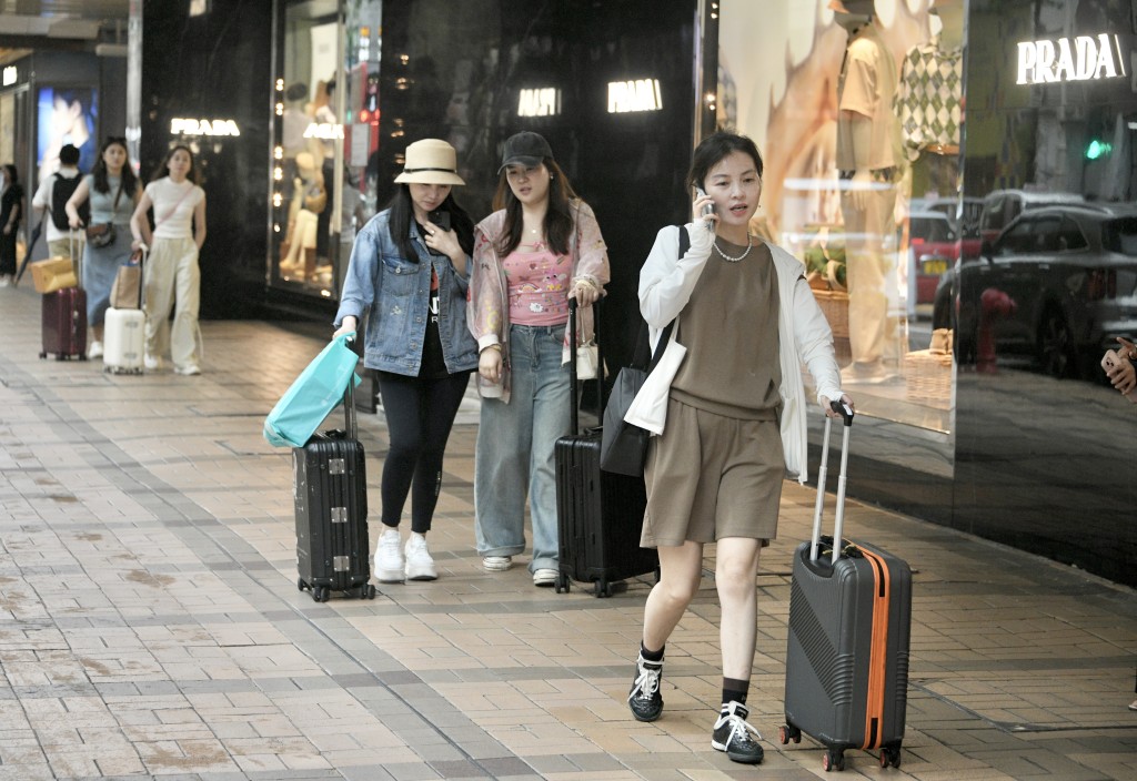 梁美芬指，香港儘管面臨各種挑戰，依然吸引大量海外企業和投資，旅客數量也在持續增加。