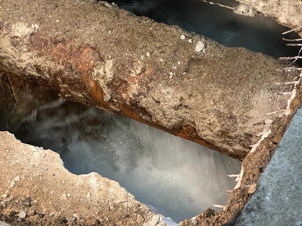 一條位於筲箕灣道與新城街交界的鑄鐵食水水管滲漏,導致筲箕灣一帶用戶的食水供應受影響。黃文威攝 一條位於筲箕灣道與新城街交界的鑄鐵食水水管滲漏,導致筲箕灣一帶用戶的食水供應受影響。黃文威攝