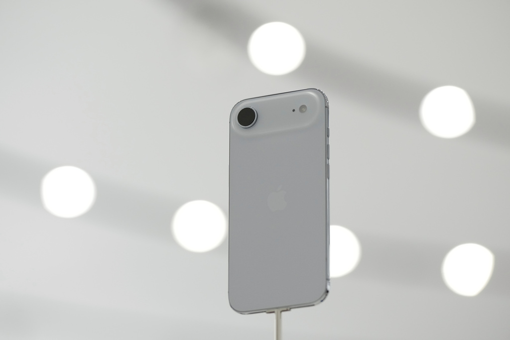 iPhone Air 採用 eSIM卡特殊設計。 美聯社 iPhone Air 採用 eSIM卡特殊設計。 美聯社