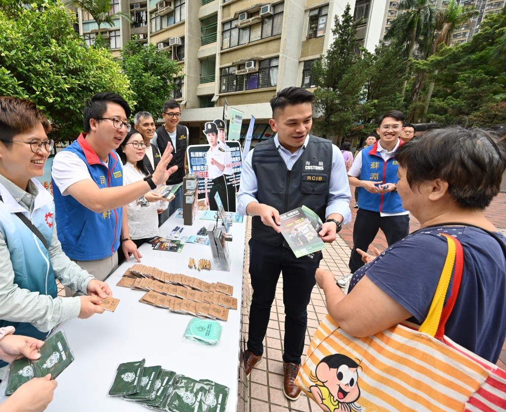 海關與區議員、衞生署控煙酒辦公室、警務處及房屋署在天水圍天慈邨、天耀邨及天瑞邨進行聯合反私煙宣傳活動，並講解完稅標籤制度。