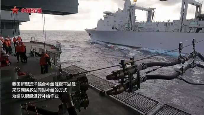 艦隊在海上進行補給。