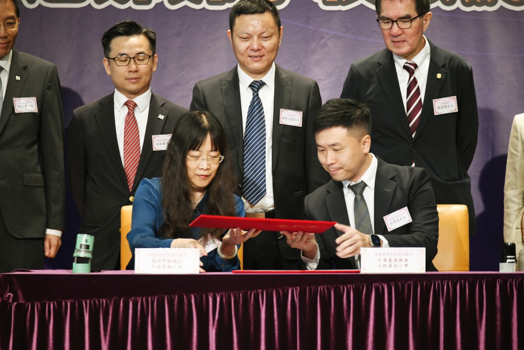 教育评议会、航天教育学校联网及中华基督教会香港区会小学校长会昨举行「航天教育学校联网」启动礼。
