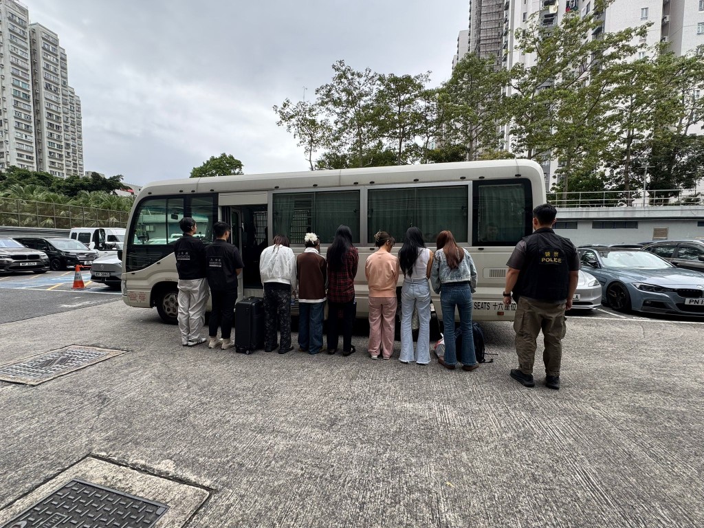 警方及入境處拘捕12名內地女子。警方提供