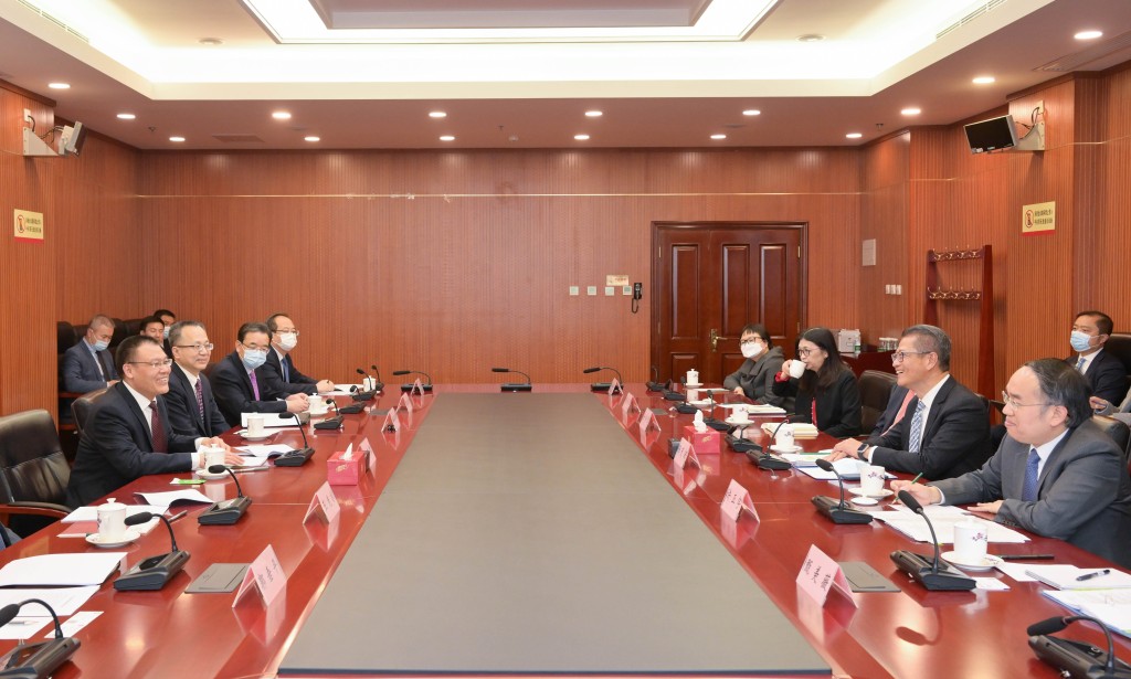 陳茂波（右二）、許正宇（右一）與國家財政部副部長王東偉（左一）會面。政府新聞處
