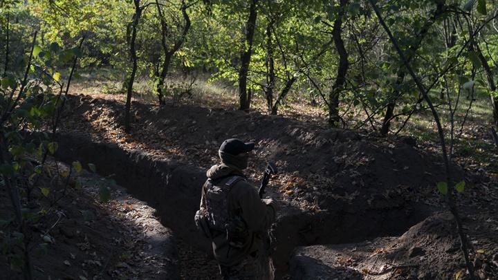 烏軍在赫松前線檢視俄軍挖掘的戰壕。AP圖片