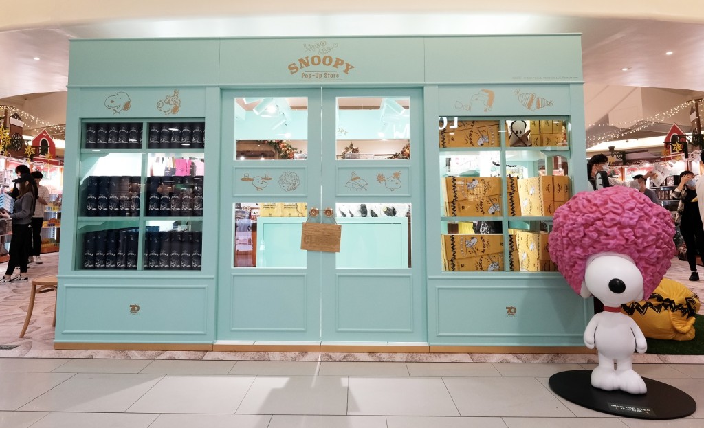 坐镇铜锣湾LOG-ON怀旧Café正门的粉红色爆炸头Snoopy足足有1.2米高。 