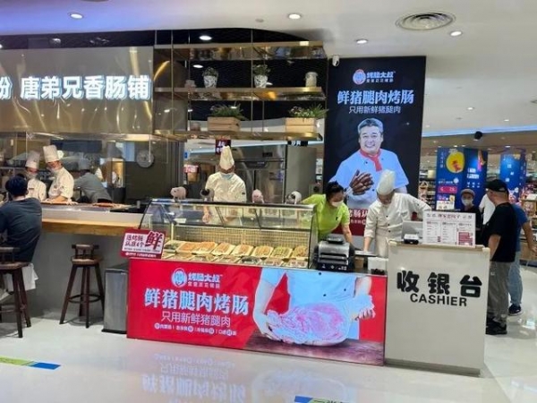 唐健指烤腸店生意相當紅火，平均每天營業額能達6,000元至1萬元人民幣。