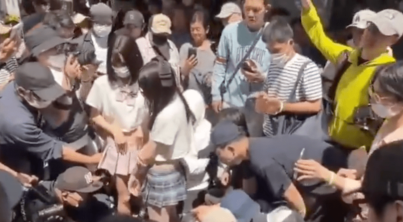 令人髮指的是，這群男子並非進行正常的動漫攝影，而是集體蹲下甚至「全體趴地」，將手中的專業相機、長焦鏡頭以至智能手機，直接伸到女Coser的超短裙正下方，以極其誇張的貼地低角度瘋狂閃光拍攝。X@ohlala573影片截圖
